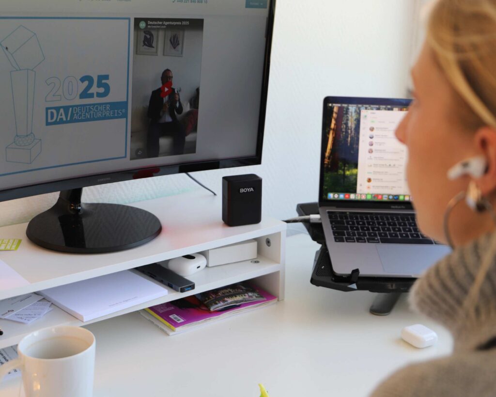 Mitarbeiterin erstellt Inhalte am Computer für effektives Orthopädie Marketing in einer modernen Agentur.
